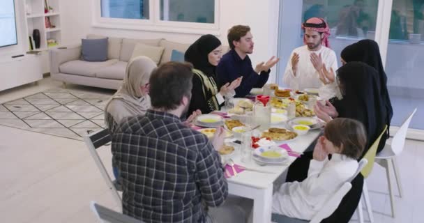 Ισλαμική Halal Τρώγοντας Και Πίνοντας Στη Σύγχρονη Δυτική Ισλαμική Οικογένεια — Αρχείο Βίντεο