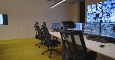 Ana CCTV güvenlik veri merkezinde boş ofis, masa ve sandalyeler..