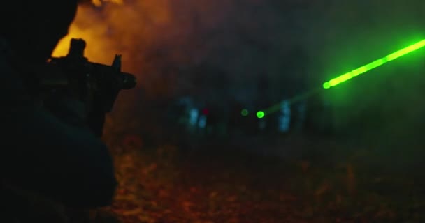 Soldaten Der Spezialeinheit Einsatz Elitetruppe Greift Nachts Terroristen Wald Feuer — Stockvideo