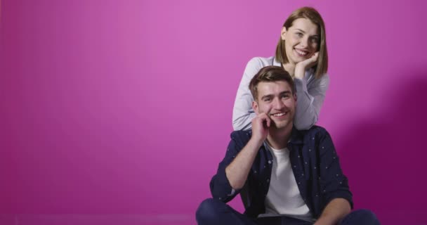 Portrait Couple Caucasien Positif Vêtements Colorés Amusant Sur Fond Rose — Video