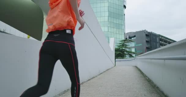 Actieve Sportieve Vrouw Draait Voetgangersbrug Het Centrum Stad Omgeving — Stockvideo