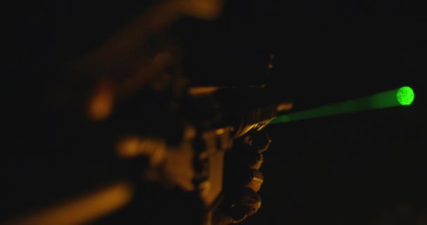 Kämpfer Einer Spezialeinheit Bewegen Sich Nachts Mit Einem Feuer Hintergrund — Stockvideo