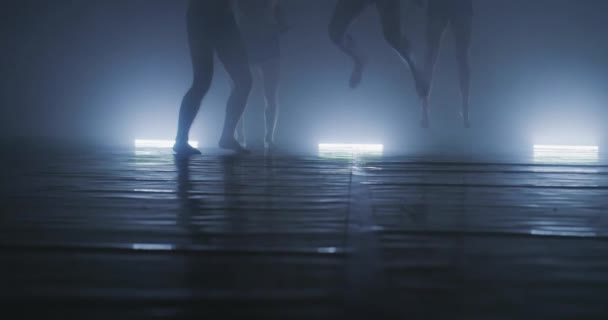 Ομάδα Σύγχρονων Χορευτών Στην Πρακτική Του Σύγχρονου Μπαλέτου Χαμηλών Τόνων — Αρχείο Βίντεο