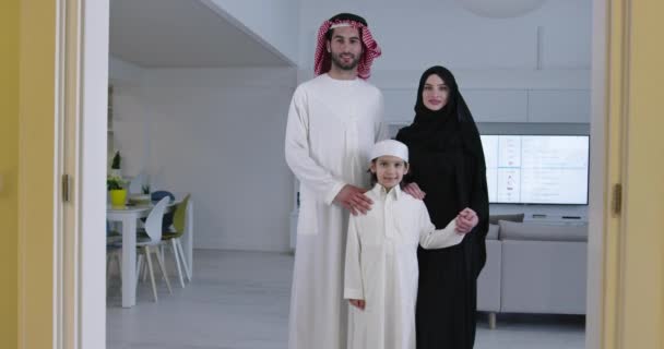 Jeune Famille Arabe Avec Enfant Maison Moderne Pendant Ramadan — Video