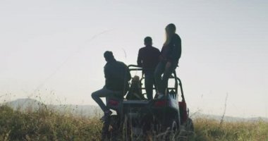  Arkadaşlar sabah güneşinde eğleniyor, hippiler off road arabasında macera arıyor. 