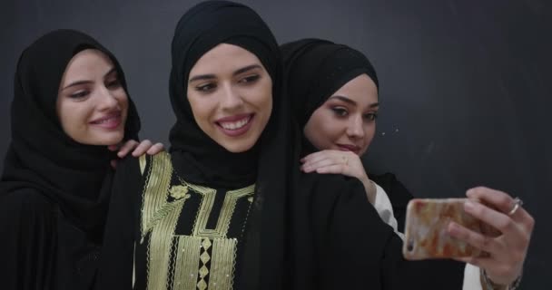 Mooie Moslimvrouwen Modieuze Jurk Met Hijab Met Behulp Van Mobiele — Stockvideo