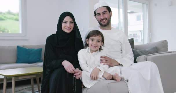 Keluarga Muslim Bersama Sama Sofa Sebelum Makan Malam Iftar Selama — Stok Video