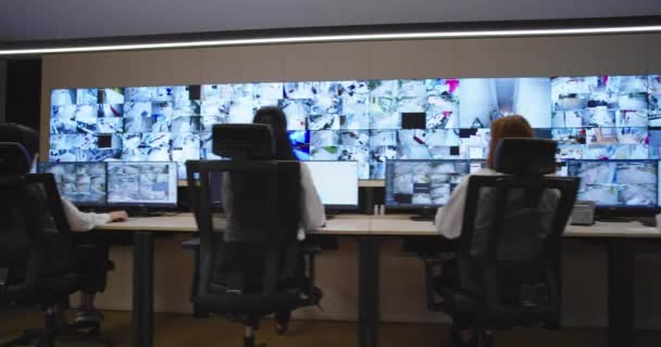 安全控制室操作员在工作 安全系统操作员在查看Cctv视频 — 图库视频影像