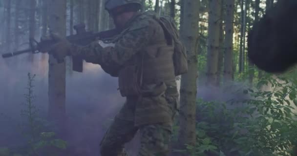 Militäroperation Einsatz Vollausgerüstete Soldaten Tarnuniform Greifen Feind Wald — Stockvideo