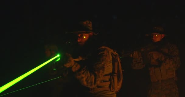 Kämpfer Einer Spezialeinheit Bewegen Sich Nachts Mit Einem Feuer Hintergrund — Stockvideo