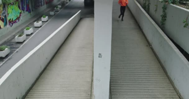 Actieve vrouwelijke jogger in de stad, gezonde levensstijl en hardloopactiviteit — Stockvideo