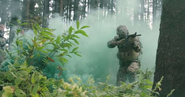 Konzept eines Militäreinsatzes im Wald mit Rauch im Hintergrund — Stockvideo