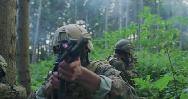Soldados Segurando Rifles Emboscados Inimigos Densos Durante Dia Protegendo Base — Vídeo de Stock