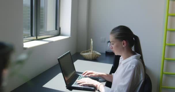 Привлекательная Веселая Молодая Деловая Женщина Работающая Ноутбуке Улыбающаяся Сидя Своим — стоковое видео
