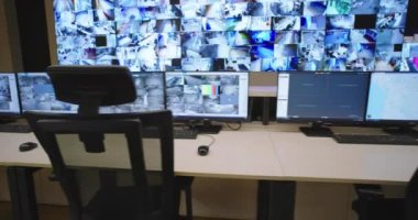 Birçok monitörü ve CCTV kameraları olan modern güvenlik veya gözetim merkezi, koruma ve güvenlik kavramı