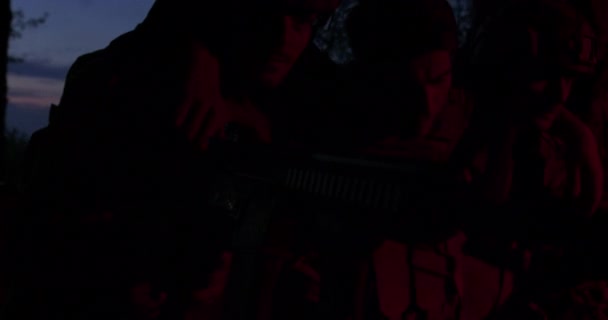 Ormanda Gece Yarısı Askeri Harekat Gerçekleşiyor Askerleri Kurtarmak Işaret Fişeklerini — Stok video