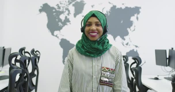 Donna Musulmana Con Sciarpa Hijab Rappresentante Del Cliente Donna Affari — Video Stock