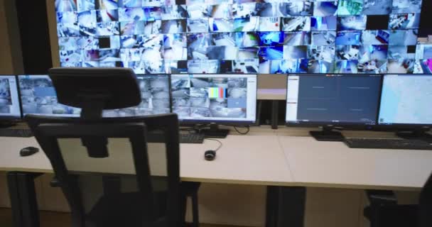 Nowoczesny Obiekt Centrum Bezpieczeństwa Lub Nadzoru Wieloma Monitorami Kamerami Cctv — Wideo stockowe