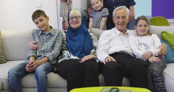 Несколько поколений портрет счастливой современной мусульманской семьи перед ужином iftar во время Рамадана праздник дома — стоковое видео