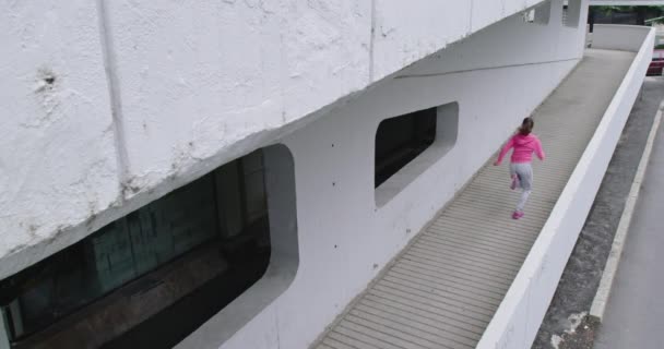 여자가 보행자용 다리에서 조깅을 스포츠를 즐기는 — 비디오