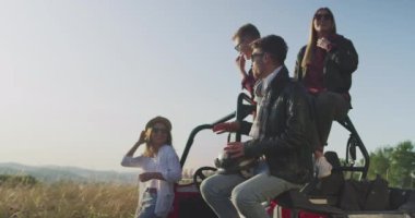 Bir grup hippi arkadaş sabah güneşinin tadını çıkarıyor. 