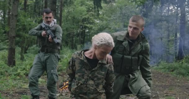 Terroristi Con Arma Catturata Donna Soldato Ostaggio Una Fitta Foresta — Video Stock