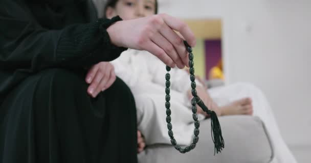 Mujeres Musulmanas Usando Misbaha Para Llevar Cuenta Tasbih Durante Ramadán — Vídeos de Stock