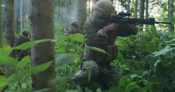 Volledig Uitgeruste Soldaten Dragen Camouflage Uniform Aanvallende Vijand Overdag — Stockvideo