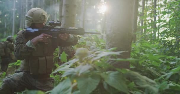 Soldados Sosteniendo Rifles Emboscados Densos Frentes Durante Día Protegiendo Base — Vídeo de stock