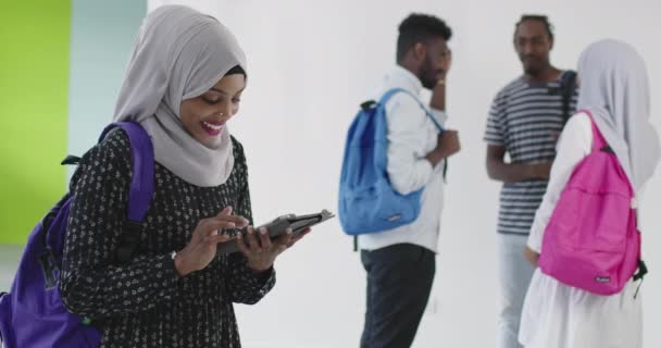 Muselman Student Med Grupp Vänner Bakgrunden Bär Traditionell Islamisk Hijab — Stockvideo