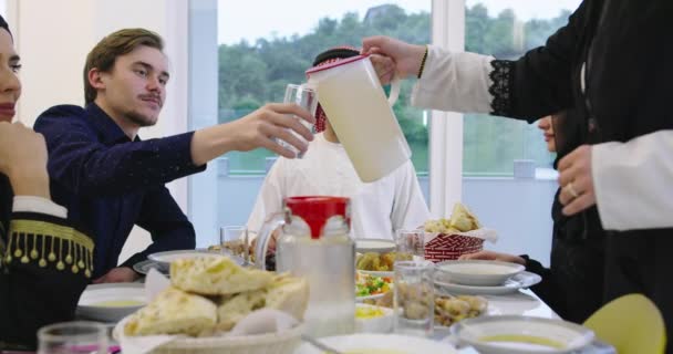 Famille musulmane ayant une fête du Ramadan — Video