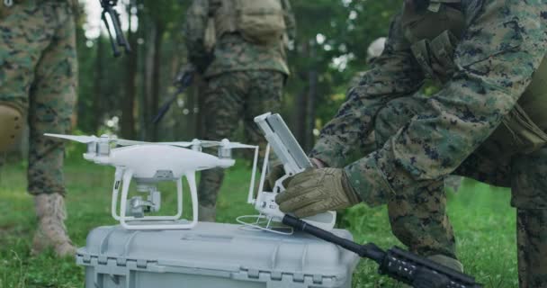 Heeresingenieur Mit Einer Drohne Zur Überwachung Des Feindes Und Zum — Stockvideo