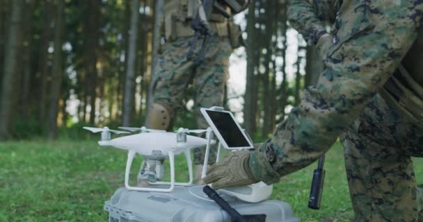 Leger Ingenieur Met Behulp Van Een Drone Toezicht Houden Vijand — Stockvideo