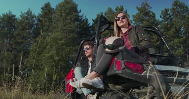 Młoda Hipsterska Para Bawiąca Się Rano Samochodzie Offroad Para Hipsterskim — Wideo stockowe