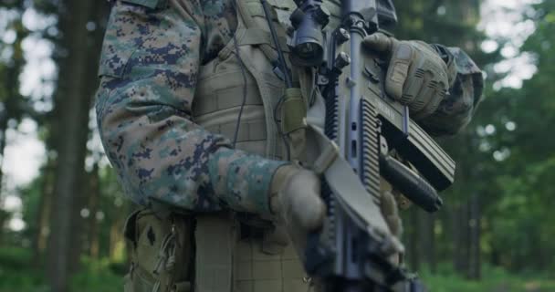 Retrato Soldador Floresta Preparando Para Combate Usando Armas Verificando Tecnologia — Vídeo de Stock