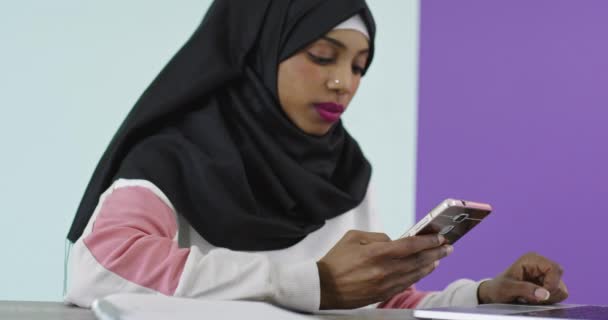 Wanita Cantik Dan Bahagia Dengan Jilbab Menggunakan Ponsel Dengan Komputer — Stok Video