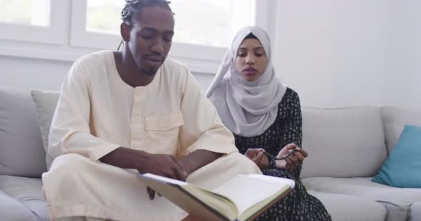 아프리카 이슬람 단에서 코란을 소파에 아파트에 이슬람 — 비디오