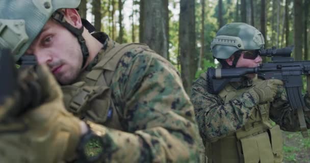 Soldaten Beschermen Hun Lijn Dichte Bossen Militaire Actie Van Het — Stockvideo