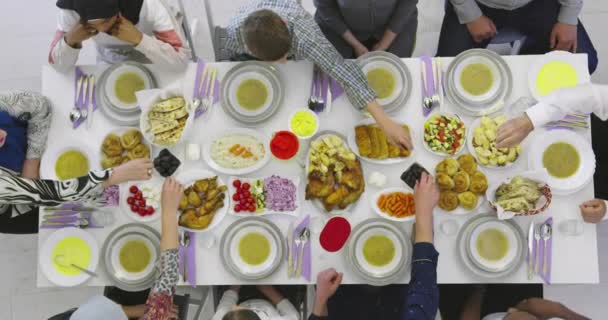 Riunione Della Famiglia Musulmana Avere Iftar Nel Ramadan Insieme Vista — Video Stock