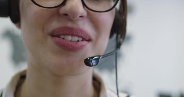 客户服务呼叫中心支持 接待员商务妇女站在现代开放办公室 — 图库视频影像