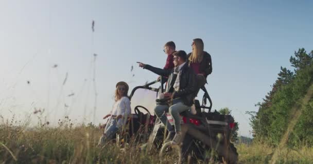 Grupa Młodych Przyjaciół Hipsterów Cieszących Się Porannym Słońcem Road Car — Wideo stockowe