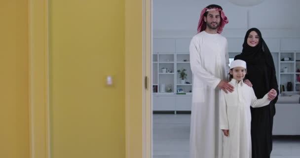 Familia Árabe Joven Con Niño Hogar Moderno Durante Ramadán — Vídeo de stock