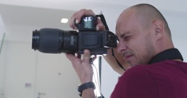 Profesyonel fotoğrafçı fotoğraf stüdyosunda üst düzey kamera çekiyor.