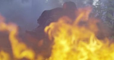 Özel teçhizat, silah ve taktik cihazlar kullanan ve yangın ve dumandan geçen askerler