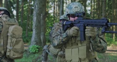 Yoğun ormanlarda hattını koruyan askerler. Ormandaki üssü kurtarmak ve korumak için askeri harekat.