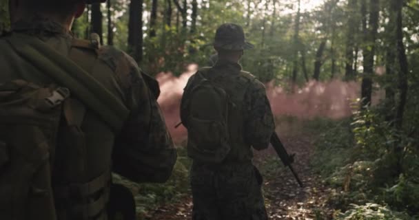 Grupo Soldados Movendo Através Floresta Fumaça Com Rifle Pronto Para — Vídeo de Stock