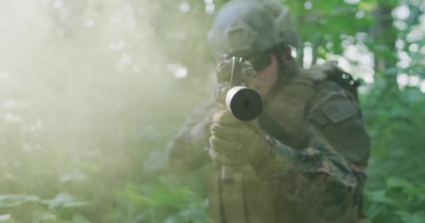 Militaire Actie Vindt Plaats Het Dichte Rokerige Bos Solider Wacht — Stockvideo