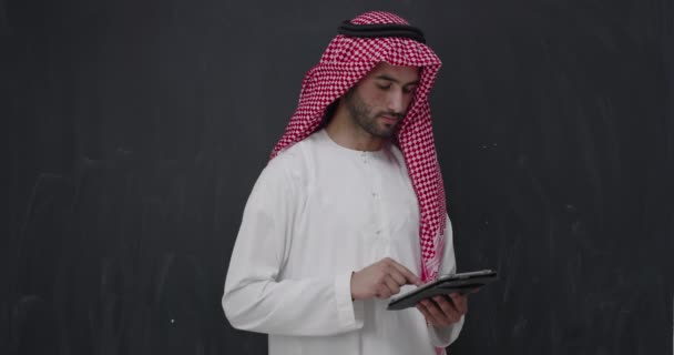 Portrét Mladého Araba Tradičním Oblečení Před Černou Tabulí Rusing Tablet — Stock video