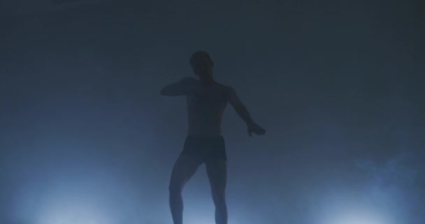 Férfi Táncos Előformáló Művészet Vagy Kortárs Tánc Stúdióban Alacsony Kulcs — Stock videók