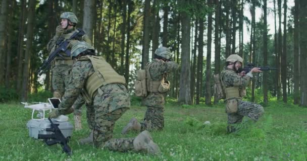 Ordu Mühendisi Düşmanı Izlemek Askeri Harekatı Tamamlamak Için Kullanıyor — Stok video